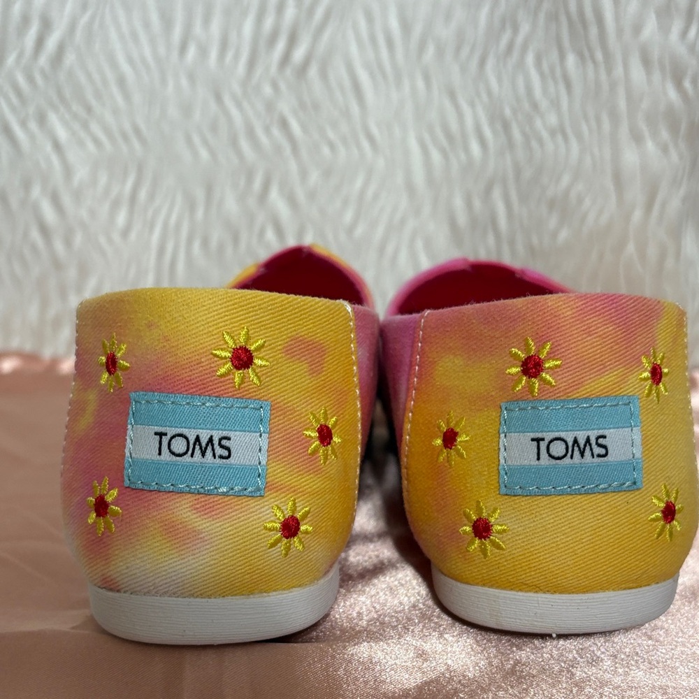TOMS w/ Box Women's Fuchia Rose Embroidered Pink and Yellow Shoes-Size 8.5 - Picture 3 of 8